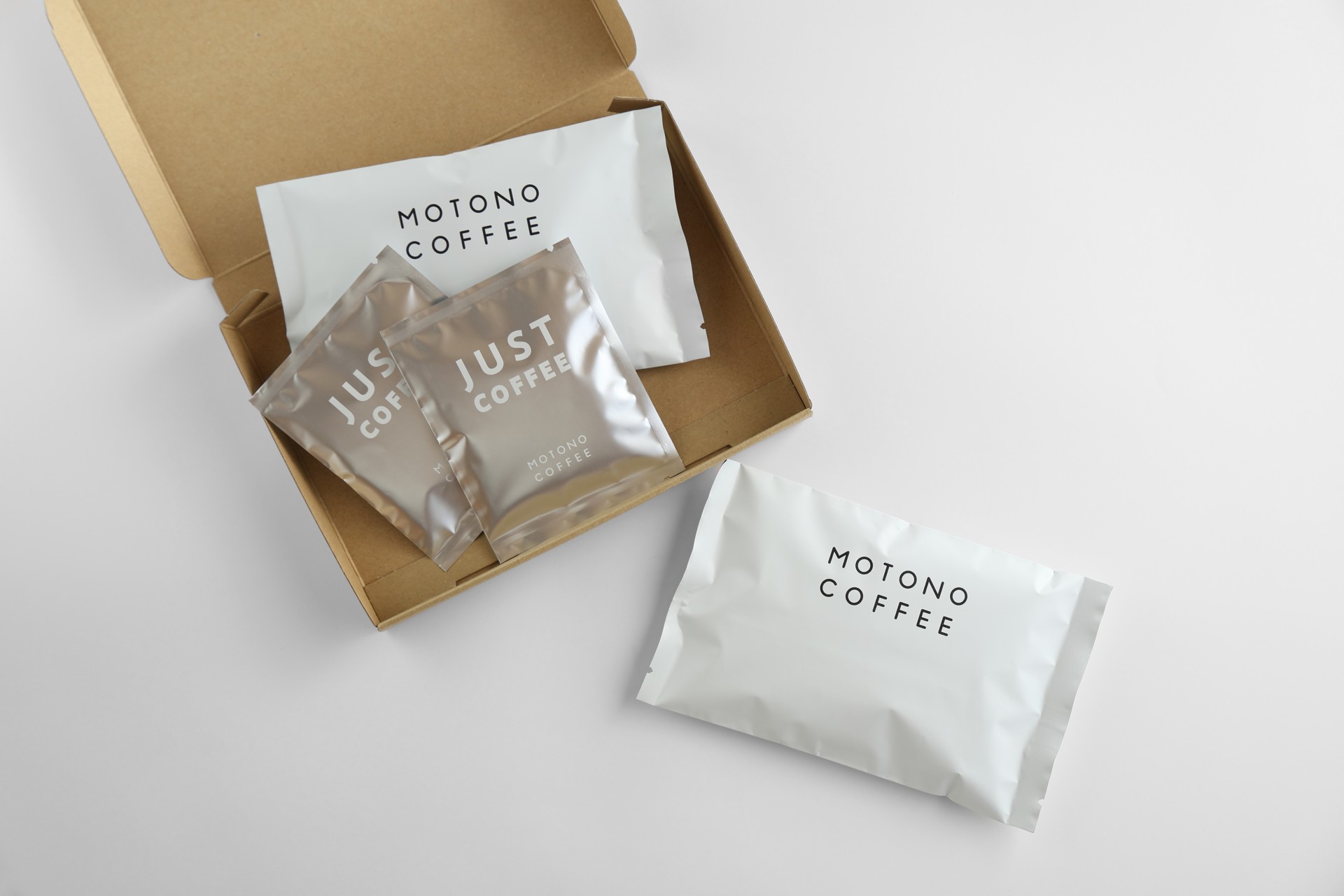オンラインストアの商品発送をイメージした、箱に詰めたMOTONO COFFEE