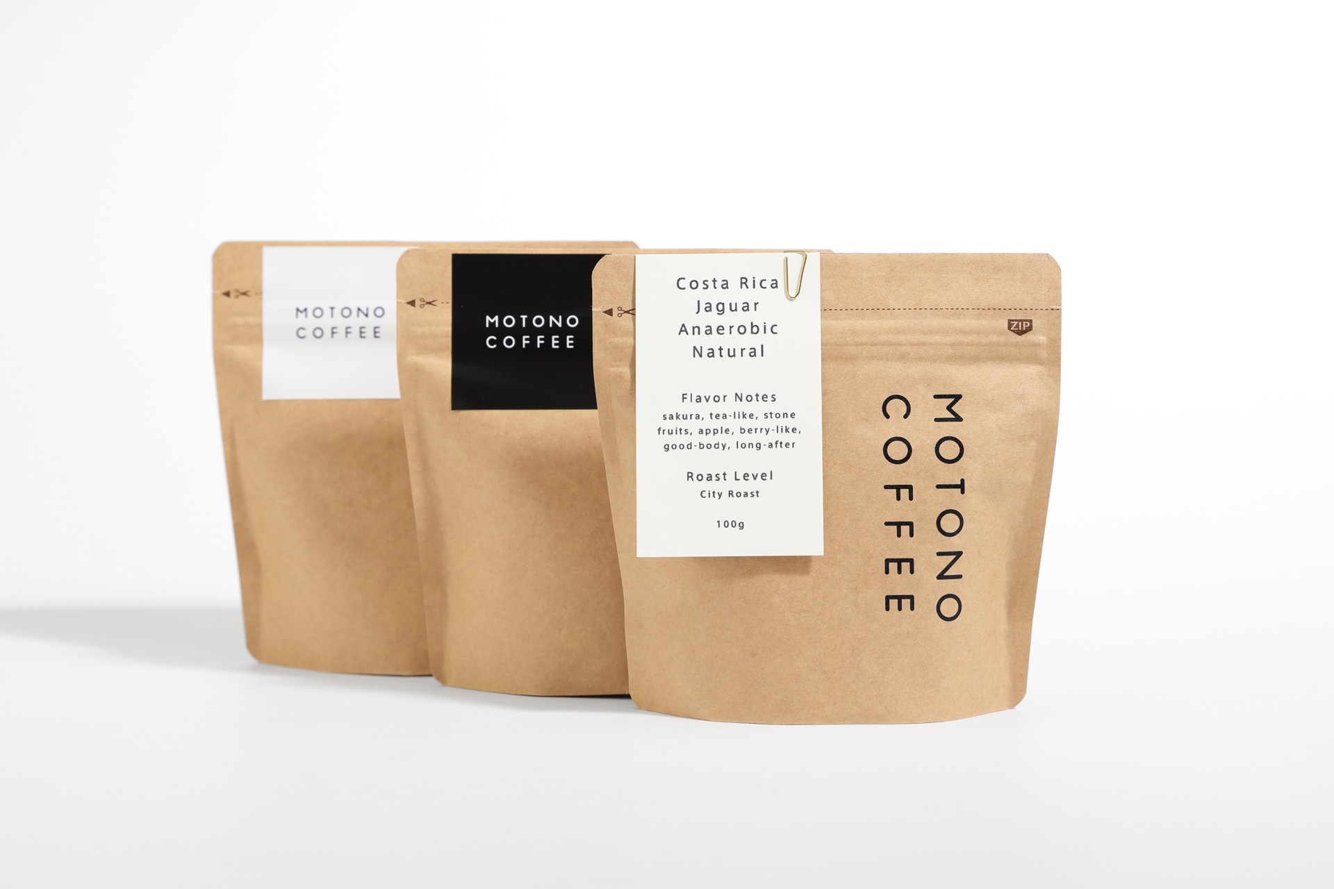 ブランドロゴと豆の情報カードを配したクラフト袋のコーヒーパッケージ