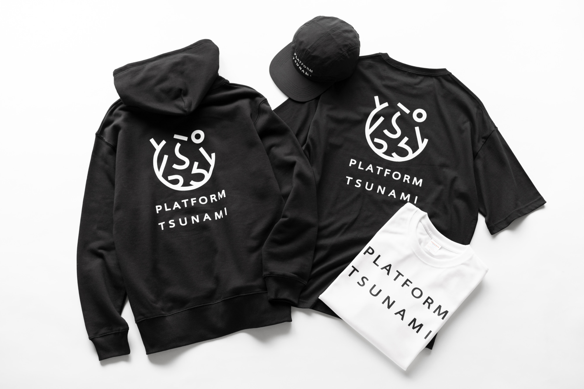 PLATFORM TSUNAMIのロゴを配したパーカー、Tシャツ、キャップ